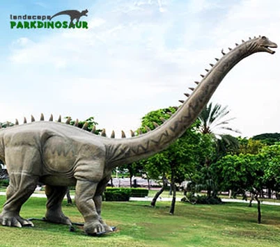 큰 크기의 인공 공룡은 실제처럼 보입니다.